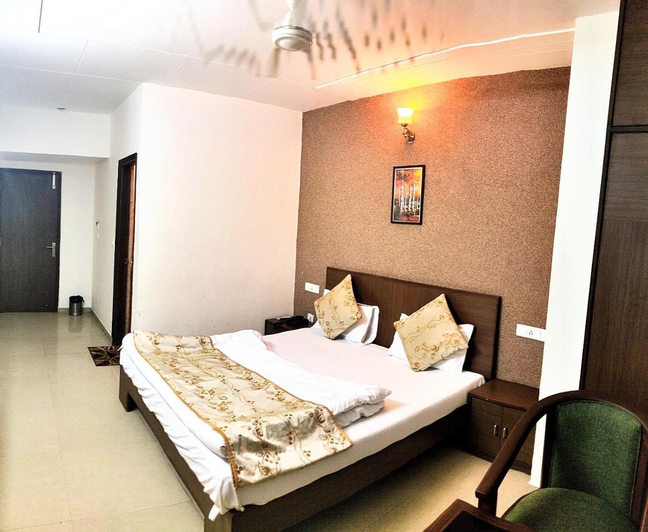 Hotel Pride Chandīgarh Buitenkant foto